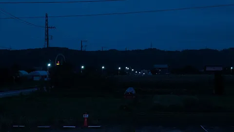寂寥が漂う、夜の農村風景
