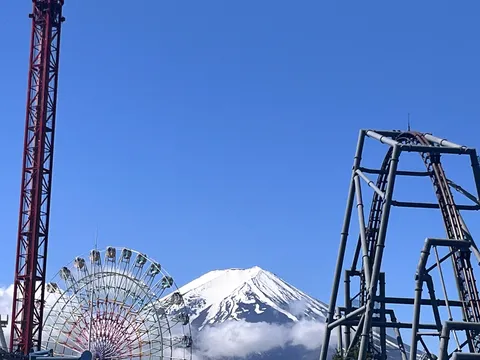 青空と絶叫マシン、そして富士山