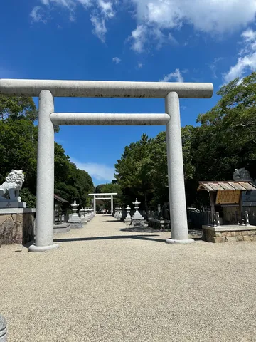 青空と鳥居、神聖な参道