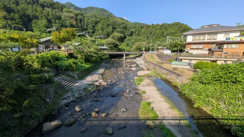 夏草と清流の囁き