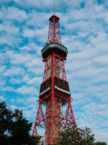 空と鉄塔、時を刻む