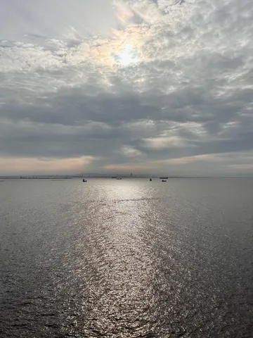 海に映る光の道
