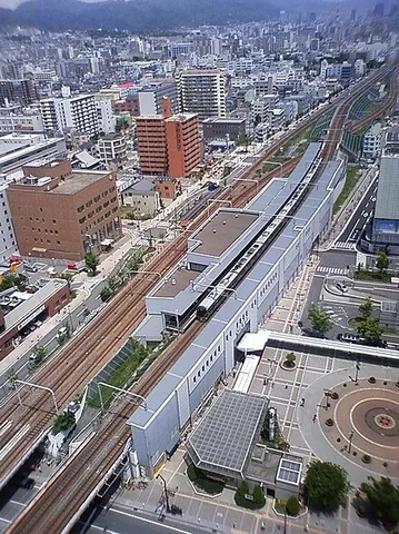 都会を走る鉄道の静かな風景