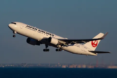 青空へ舞い上がるJAL