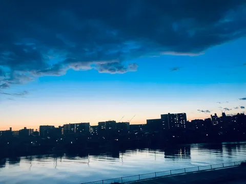 水面に映る都会の灯り