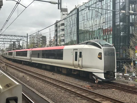 都会を駆け抜ける新幹線
