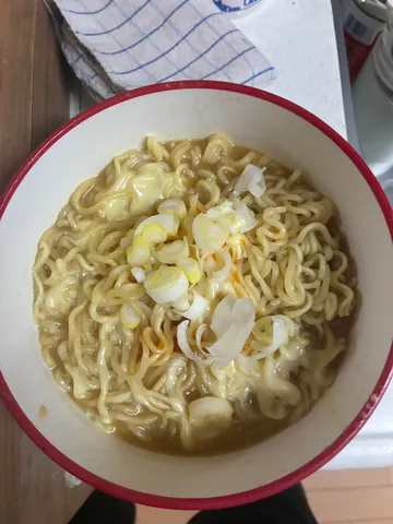深夜の誘惑？とろけるチーズラーメン