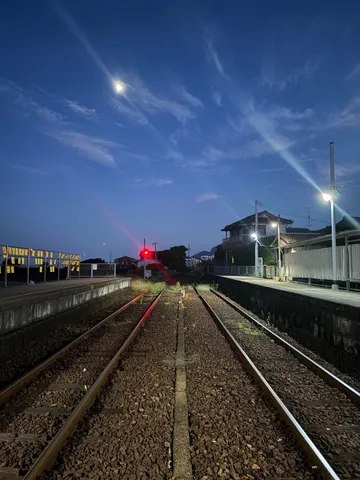 夜汽車を待つ、静寂の駅