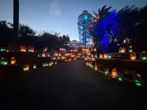 夜の灯籠と青い螺旋の風景