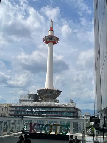 京都タワーと青空のコントラスト
