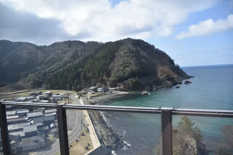 海沿いの集落と山、静かな風景