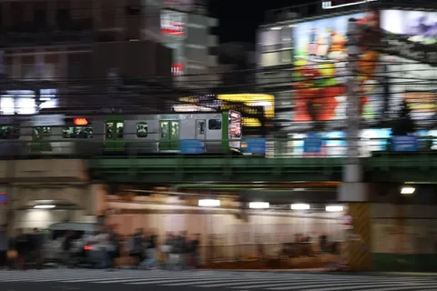 疾走する夜の街と灯り