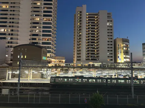 都会の夜に響く線路のリズム