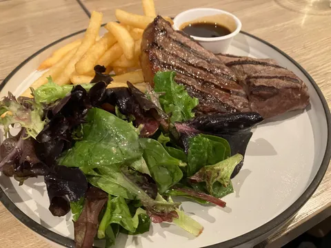 煙るグリルと緑の影