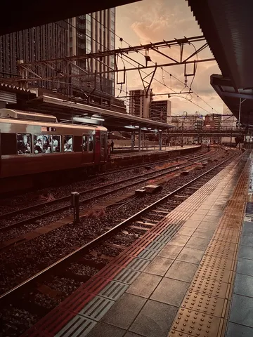 夕暮れのホームと電車の影