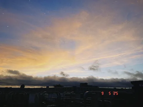 デジタル時計と夕焼け空
