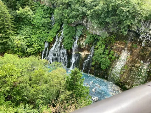 緑と水の絶景、癒やしの滝