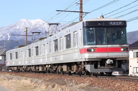 雪山を背に、今日の主役が通過中