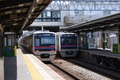 陽光きらめく駅の情景