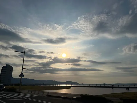夕暮れの海辺の光