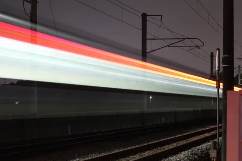 夜を駆ける光の帯