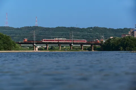 川面と列車、夏の旅路