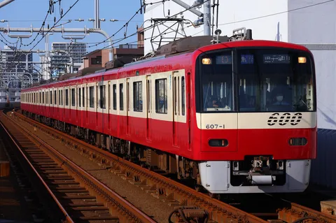 キリッと快走！赤白列車