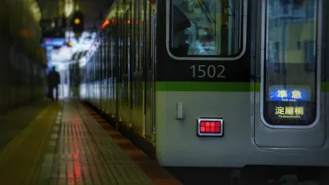 夜の駅、列車の旅立ち