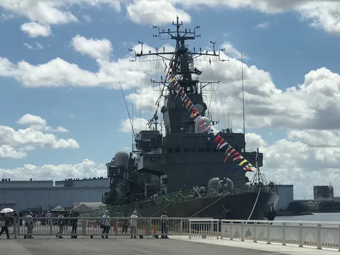 空に映える船と旗のパレード