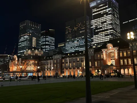 夜景に浮かぶ歴史的建造物