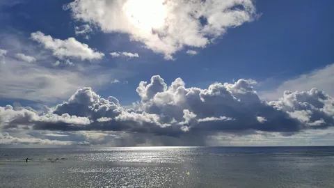 雨雲と太陽のコントラスト