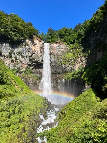 虹を抱く滝の深い谷