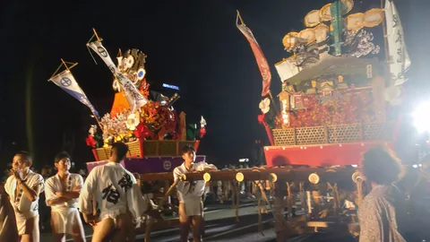 祭りの夜、勇壮な山車と若者たち