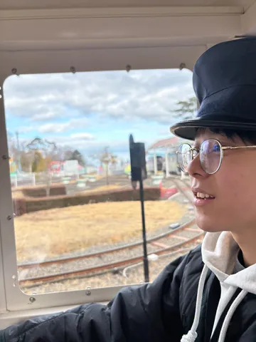 車窓に映る、旅のひととき