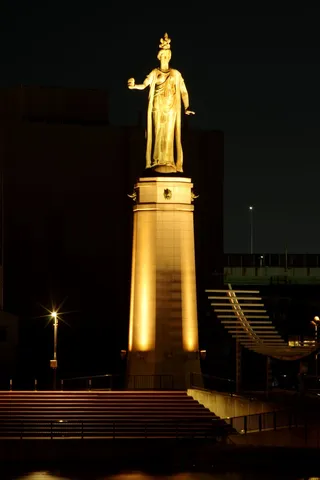 夜空に輝く女神像