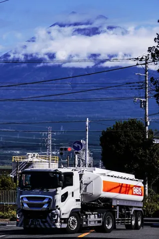 山裾を走る白いタンク車
