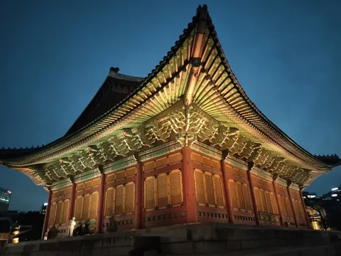 夜空に浮かぶ古都の灯り