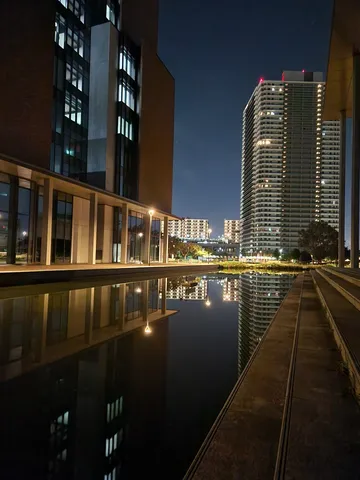 夜の水鏡に映る高層街