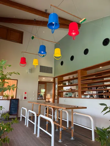カラフルバケツのユニークな灯り