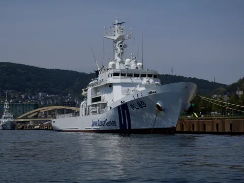 青い海と白い船のコントラスト