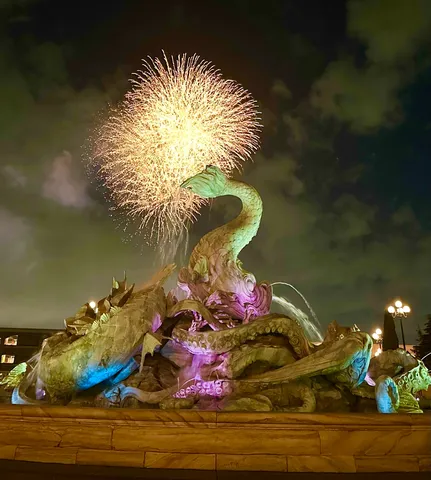 神話の噴水と煌めく花火