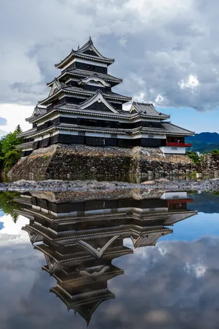 影と水に映る城の静寂