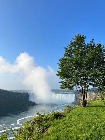 水煙たなびく青空の下