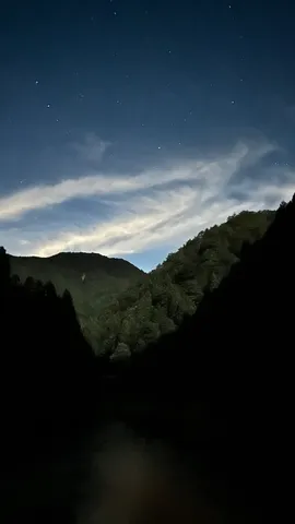 夜空と山影の静寂