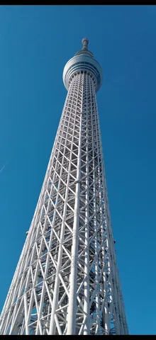 空に伸びる鉄骨の塔