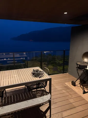 海を見つめる夜のベランダ