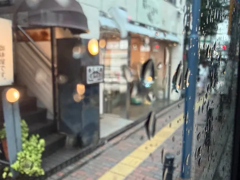 雨粒越しのノスタルジックな街角