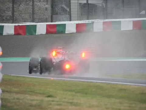 雨中の激走、赤く灯るテールランプ
