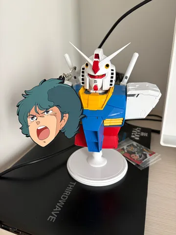 ガンダム立像の色彩と熱気