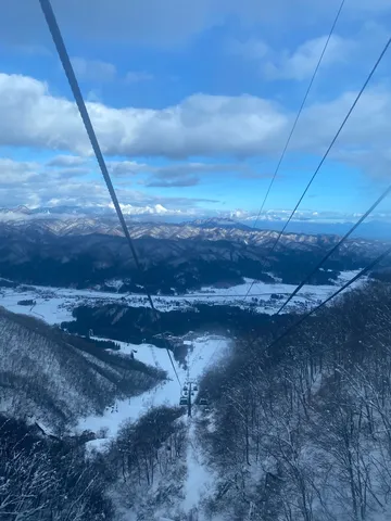 雪景色を滑り降りるリフト旅